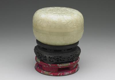 图片[2]-Jade round box carved with “Five fortunes presenting longevity” motif, Qing dynasty, Qianlong reign (1736-1795)-China Archive